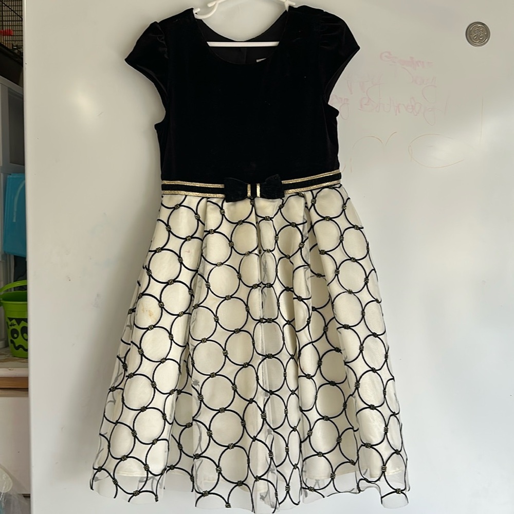 Girls short sleeve black and crème dress size 6.